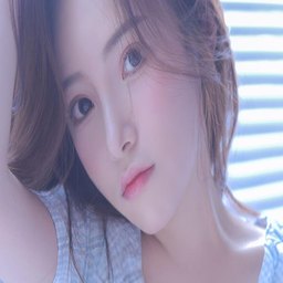 女生迈开腿打扑克又痛又叫：探索运动与健康的趣味结合